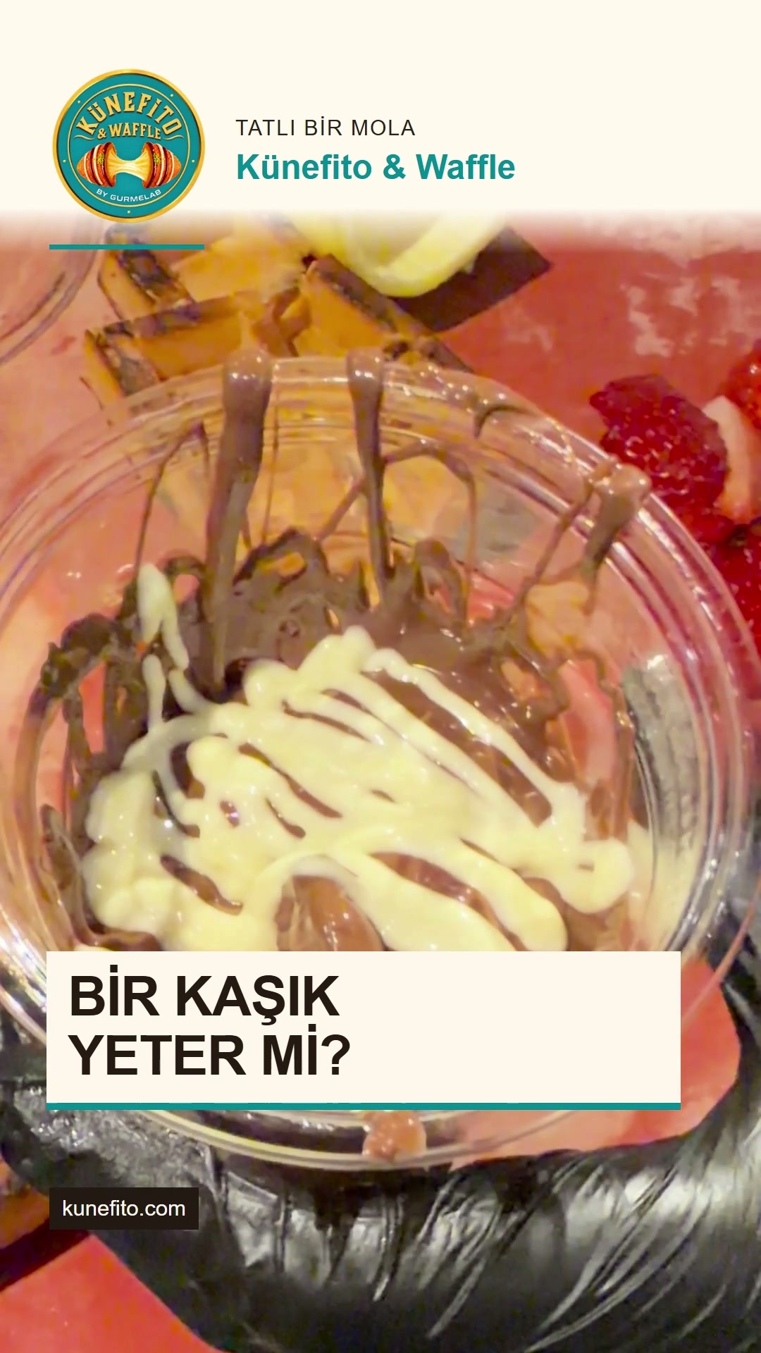 Bir kaşık yeter mi? Waffle, meyve ve sos